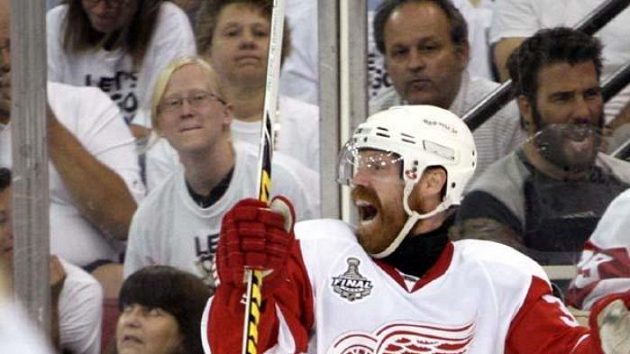 Hokejista Detroitu Kris Draper oslavuje svůj gól v šestém finále NHL v Pittsburghu.