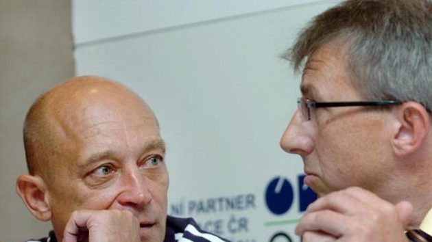 Ředitel skokanského úseku Leoš Škoda (vlevo) se baví se sportovním ředitelem Rostislavem Jozífkem.