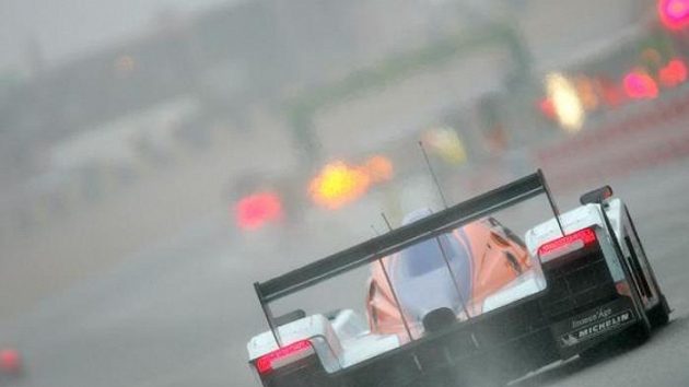 Prototyp Aston Martin posádky Charouz, Enge, Mücke při tréninku na 24 hodin Le Mans.