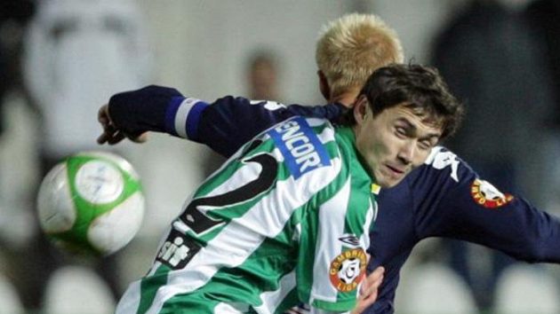 Aziz Ibragimov z Bohemians 1905 v hlavičkovém souboji s Pavlem Němčickým ze Slovácka.