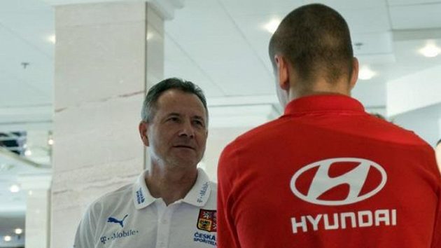 Trenér František Komňacký hovoří s Adamem Hlouškem v Al Ajnu.