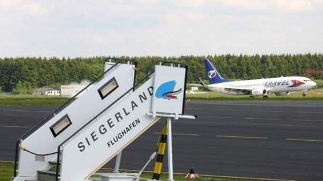 Boeing 737 s českými fotbalisti přistává na letišti v Siegerlandu.