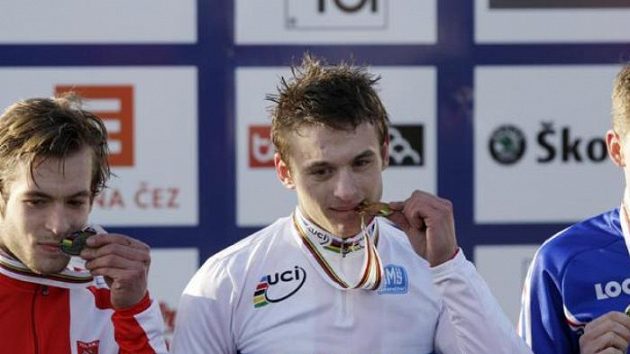 Tři nejlepší cyklokrosaři z mistrovství světa v kategorii do 23 let v Táboře. Uprostřed vítěz Polák Pawel Szczepaniak.