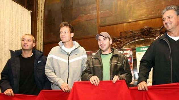 Zleva: Dušan Lojda, Tomáš Berdych, Jan Hájek a Jaroslav Navrátil s toreadorskými muletami