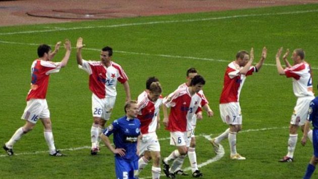 Radost fotbalistů Slavie po gólu Petra Jandy Liberci