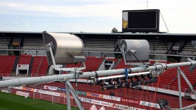Kamery, snímající pohyb hráčů na střeše strahovského stadiónu