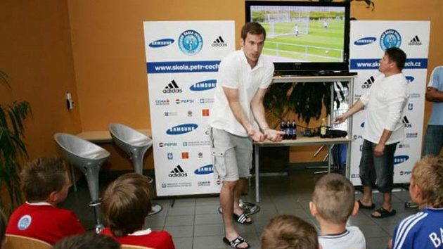 Fotbalový brankář Petr Čech během diskuse s malými fotbalisty.