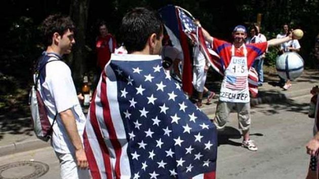 Američtí fanoušci hrají fotbal v ulicích Gelsenkirchenu.