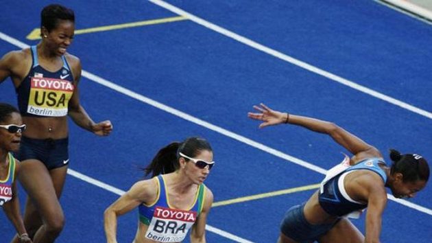 Bolestivá grimasa americké sprinterky Muny Leeové (vpravo) na předávce štafety na 4x100 metrů.