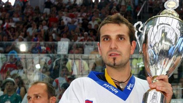 Kapitán českých hokejbalistů Petr Novák s pohárem pro vítěze mistrovtsví světa a kapitán extraligové Plzně Martin Straka