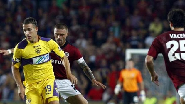 Obránce Sparty Tomáš Řepka brání Bunderla z Mariboru v utkání play-off Evropské ligy.