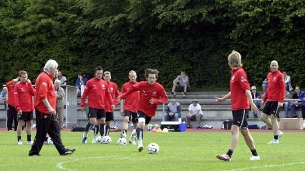 Tomáš Rosický střílí na tréninku české reprezentace ve Westerburgu