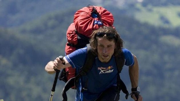 Jan Škrabálek šplhá při závodu Red Bull X-Alps na místo, z nějž bude moci odstartovat do vzduchu.
