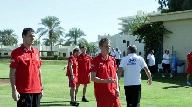 Čeští fotbalisté na procházce po Al Ajnu