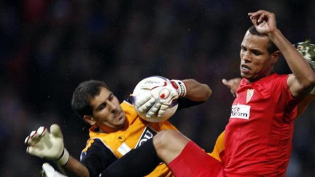 Luis Fabiano (vpravo) v dresu Sevilly fauluje gólmana Espaňolu Iraizoze.