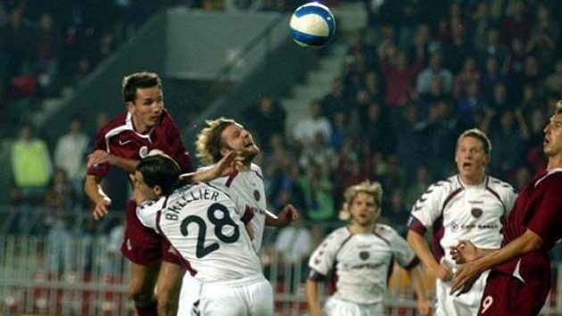 Tomáš Sivok ze Sparty (vlevo) hlavičkuje v utkání proti Hearts.