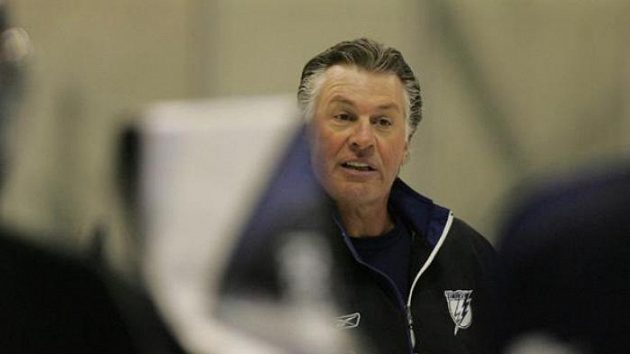 Trenér Barry Melrose udílí pokyny hokejistům Tampy na tréninku v Praze-Letňanech