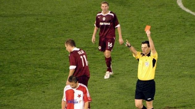 Slávista David Hubáček odchází z hřiště poté, co dostal červenou kartu.