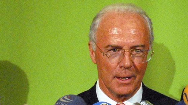 Franz Beckenbauer odpovídá na dotazy novinářů.