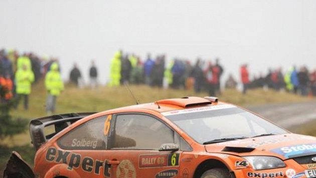 Henning Solberg s vozem Ford Focus WRC na trati Britské rallye.