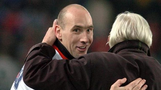 Jan Koller objímá trenéra Karla Brücknera.