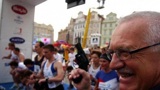Prezident ČR Václav Klaus startuje Pražský mezinárodní maratón.