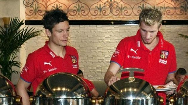 Čeští fotbalisté Martin Fillo a Jan Blažek na obědě v Al Ajnu