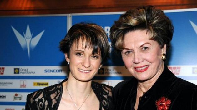 Martina Sáblíková s bývalou krasobruslařkou Ájou Vrzáňovou v roce 2009