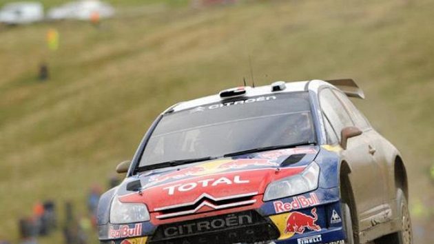 Sébastien Loeb s vozem Citroën C4 WRC na trati Britské rallye.