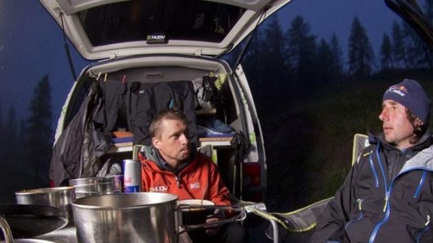 Jan Škrabálek (vpravo) během zaslouženého odpočinku při závodu Red Bull X-Alps.