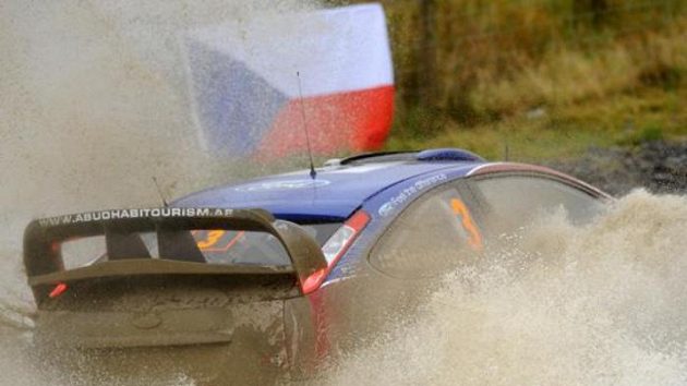 Mikko Hirvonen s vozem Ford Focus WRC na trati Britské rallye.