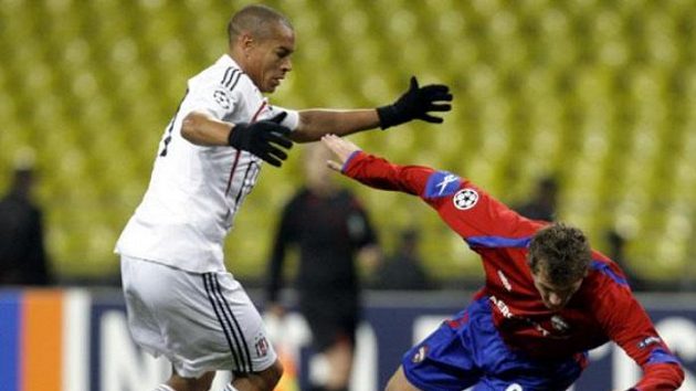 Fotbalista Besiktase Istanbul Serdar Ozkan (vlevo) fauluje Tomáše Necida z CSKA Moskva.