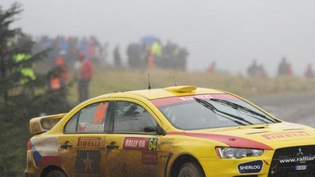 Martin Semerád s vozem Mitsubishi Lancer EVO IX na trati Britské rallye.