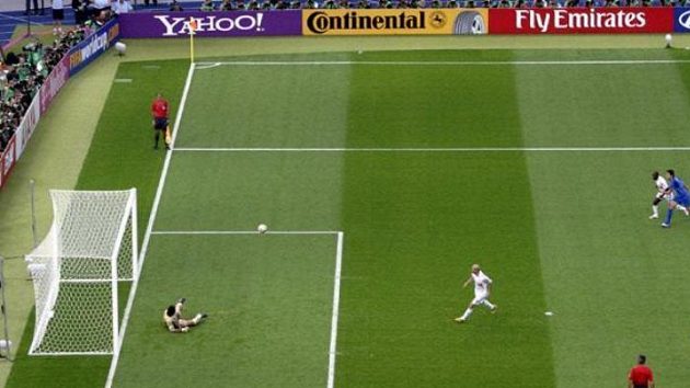 Francouz Zinédine Zidane proměňuje penaltu ve finále MS proti Itálii.
