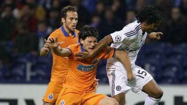 Fotbalista Chelsea Malouda (vpravo) se snaží přejít přes dvojici z Porta Falcaa a Raula Meirelese.