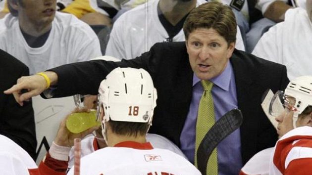 Trenér Detroitu Mike Babcock udílí pokyny svým svěřencům ve třetím utkání finále NHL v Pittsburghu.