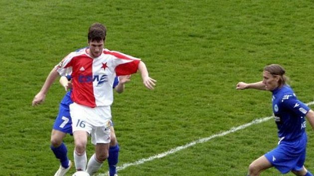 Slávistu Pavla Fořta brání liberečtí Jiří Bílek (č. 7) a Martin Abrahám (vpravo).