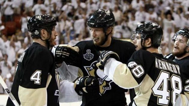 Hokejisté Pittsburghu oslavují gól Jordana Staala (druhý zleva) v šestém finále NHL.