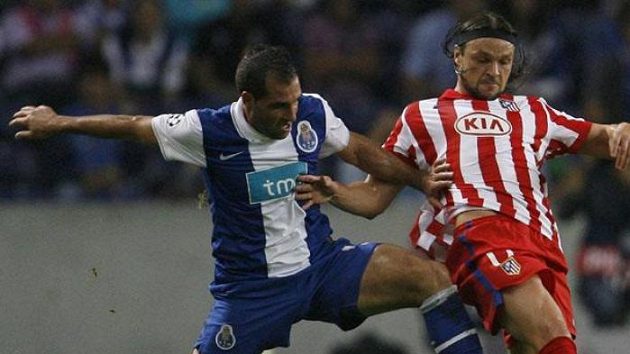 Obránce Atletika Madrid Tomáš Ujfaluši (vpravo) zasahuje před Marianem Gonzalezem z Porta.
