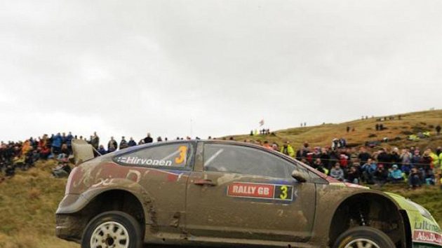 Mikko Hirvonen s vozem Ford Focus WRC na trati Britské rallye.