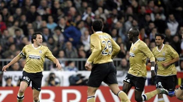 Fotbalisté Juventusu oslavují gól Alessandra Del Piera (vlevo) v utkání na hřišti Realu Madrid.