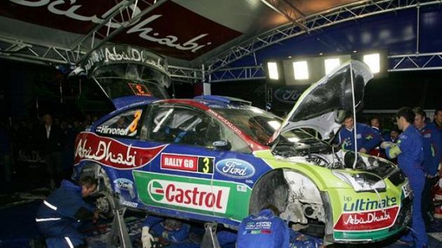 Mechanici týmu Ford pracují na voze Mikko Hirvonena při Britské rallye.