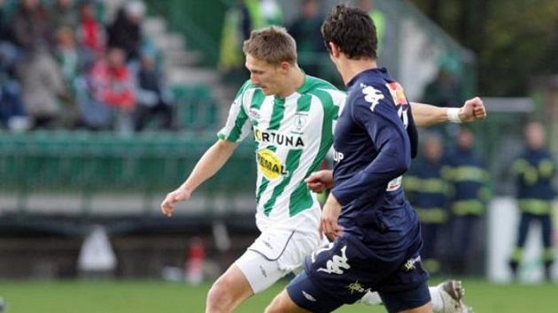 Milan Škoda (vlevo) z Bohemians 1905 se snaží uniknout Peterovi Struhárovi ze Slovácka.