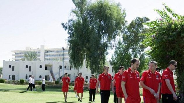 Čeští fotbalisté na procházce po Al Ajnu