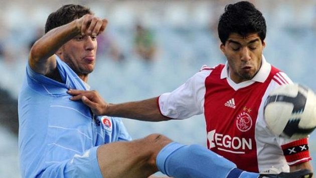 Fotbalista Kornel Saláta ze Slovanu (vlevo) a Luis Suárez z Ajaxu v utkání play-off Evropské ligy