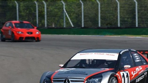 Vůz Sauto.cz Racing Teamu pilotovaný posádkou Antonín Charouz, Jarek Janiš, Peter Kox a Václav Nimč při kvalifikaci na Jarní cenu Brna.