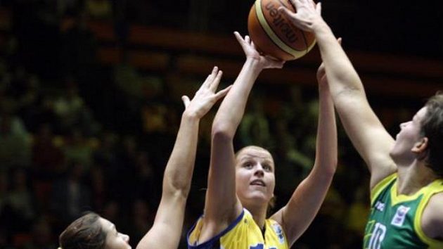 Kateřina Elhotová z USK Praha (uprostřed) v duelu Euroligy s maďarskou Šoproní.