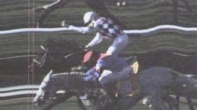 Cílová fotografie 120. ročníku Velké pardubické ukazuje, o jak malý kousek Josef Váňa s Tiumenem vyhrál.