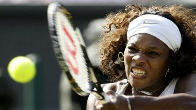 Americká tenistka Serena Williamsová během čtvrtfinále Wimbledonu proti Bělorusce Victorii Azarenkové
