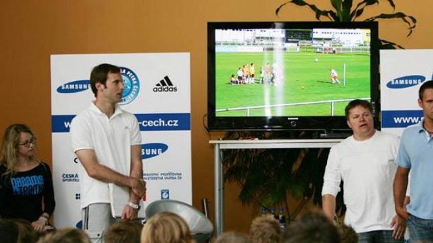 Fotbalový brankář Petr Čech během diskuse s malými fotbalisty.